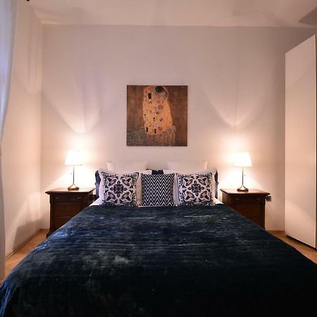 Апартаменты Cozy Flat By The Astronomical Clock Прага Экстерьер фото
